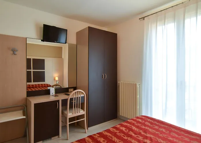 Eden فندق 3*